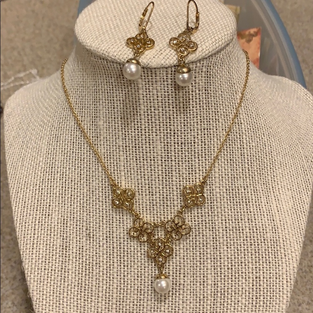 Necklace and earring set
